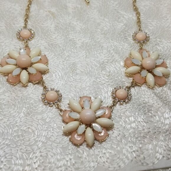 Three peach cream layered flowers with rhinestone flowers gold tone Bib Necklace - Picture 2 of 9